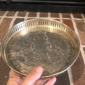 Adorable vintage etched silver plated tray Dia 8.5”